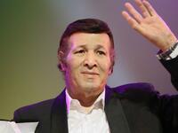  الفنان الراحل سعيد صالح بسبب مسرحية له قال فيها"أمي اتجوزت تلات مرات،الأول أكّلنا المشّ،والتاني علّمنا الغش،والتالت لا بيهش ولا بينش"،ليقصد"عبد الناصر،السادات،حسني مبارك"وتم سجنه بتهمة تعاطي المخدرات،وهو ما نفاه ليؤكد أنه سجن لمهاجمته لحسني مبارك