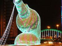 السعودية أهم مظاهر الاستعداد للشهر الفضيل تبدأ قبل الشهر بفترة طويلة، البعض يعتبرها مهرجان رمضاني حيث يقوم السعوديين بشراء كميات كبيرة من الرطب وتخزينها في الثلاجات تمهيداً لهذا الضيف، وعند تحديد موعد رمضان يخرجوا جماعات وبيدهم الدفوف ويغردون:جاكم رمضان بالفرحة