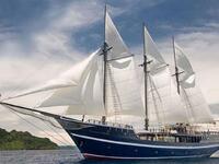 "ديوي نوسانتارا" تبدو الرحلة على متن مركب ثلاثي الشراع بمثابة جولة إبحار من الخيال، إذ أنه يوفر ما لا يوفره مركب آخر من ناحية الحجم والراحة.