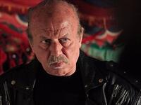 حمدي السخاوي ولد في 1955 وتوفي في 18 يوليو 2016، وهو ممثل مصري، أشتهر بتقديم دور الأجنبي في غالبية أعماله في الدراما والسينما. وشارك الكثير من المسلسلات والمسرحيات.