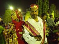 السودان:
يجلد العريس بالسوط في حفل الزفاف، او يقوم بجلد أصدقائه ليثبت قدراته البدنية، ويدوس العريس على قدم العروس عند الانتقال إلى بيت الزوجية، إشارة إلى سيطرته عليها.