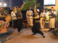  سوريا: يذهب العريس في سوريا مع الزفة إلى منزل عروسه سيراً على الأقدام برفقة أصدقائه.