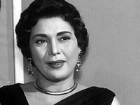 الراقصة “تحية كاريوكا” كان لها مواقف سياسية حازمة،فكانت معارضة للملك فاروق، ومن بعده الرئيس جمال عبد الناصر. وانتقدت "كاريوكا"،الرئيس الراحل جمال عبد الناصر،حيث وصفت أداءه بأنه لا يفرق شيئًا عن أداء الملك فاروق،والذي عرضها للاعتقال في الحقبة الناصرية.