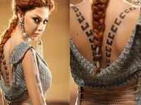 ميريام فارس زينت ظهرها وذراعها بتاتو غريب زادها جمالاً وجرأة.