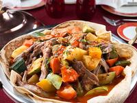 تحرص العائلات القطرية على تواجد الطبق الصحي البسيط "الثريد" الذي يعتبر من الأطعمة الرئيسية بالبلاد والذي يمد الجسم بالطاقة التي يفقدها طوال يوم الصيام، حيث يتكون هذا الطبق من الخبز واللحم والمرق مع الخضراوات.