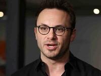 نجح القراصنة في اختراق حساب “بريندان إيريبى” الرئيس التنفيذي لشركة “أوكولوس”، على موقع التواصل الاجتماعي “تويتر”، كما حدث نفس الأمر مع “سبوتيفى دانيال إيك”، المدير التنفيذي لشركة ” أمريكا أون لاين”.
