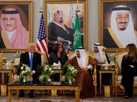 ماذا يقول المحللون؟ العلاقات الأمريكية السعودية توثقت تحت إدارة ترامب. وإنها تسعى إلى سحق أي معارضة من شأنها أن تضعف جبهة موحدة ضد النفوذ الإيراني في الشرق الأوسط، كما تمارس الدولتان ضغوطاً على قطر لإنهاء دعمها للحركات الإسلامية

