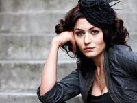 دنيز جيكر (34 عاما) عرفت الممثلة التركية الحسناء بدور فتون، الزوجة اللعوب في مسلسل الأوراق المتساقطة. درست جيكر المسرح وعملت كمذيعة تلفزيونية قبل نجاحها كممثلة.