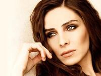 نور فتاح أوغلو (36 عاما) لعبت دور السلطانة "مهدفران" في مسلسل حريم السلطان. وهي ايضا عرفت في مسلسل عشق الممنوع عندما كانت شقيقة" سمر". وولدت نور فتاح أوغلو ، في مدينة دويسبورغ الألمانية، لأب تركي يدعى سنان وأم تركية تدعى فاطمة.