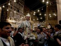 اليمن: لدى بعض قبائل اليمن يقوم العريس ليلة زفافه بتلاوة دعاء “اللهم إني أسألك خيرها وخير ما جبلت عليه، وأعوذ بك من شرها وشر ما جبلت عليه”. وفي ليلة الدخلة، تنتظر الداية على باب البيت لتأخذ الخرقة البيضاء الملوثة بالدم إثباتاً على عذرية العروس وفحولة العريس
