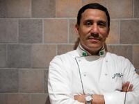 ياسر جاد: شيف سعودي ، درس فن الطهي وحصل على الماجستير من جامعة الملك عبد العزيز ، ودرس في معهد لا كوردون بلو في فرنسا ، وهو مدير تطوير المتنجات والشيف التنفيذي في الخطوط الجوية السعودية. 