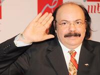 تعرّض الفنان طلعت زكريا لحملة هجوم شرسة، من قبل الشعب المصري بعد ثورة 25 يناير، الذي كان معارضًا لها، وفشل فيلمه "الفيل في المنديل"، الذي تم عرضه عقب ثورة 25 يناير مباشرة، بسبب هجومه على موقفه.