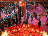 ينقسم المحتفلون إلى مجموعات مختلفة في طريقة التعذيب حتى يؤدي كل منهم الدين الذي عليه لأنه لم يشارك في التضحية جنبا إلى جنب مع الحسين رضي الله عنه في معركة كربلاء.