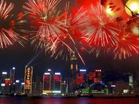 هونج كونج:
يصف السياح المدينةَ في هذا اليوم بالجنة، لفرط زينتها ومراسمهم الاحتفالية التقليدية والمهرجانات الشعبية بالإضافة إلى الأكلات الموسمية الخاصة، والرقص والغناء في الشوارع، إذ يمكنك قضاء عطلة لا تنسى حتى  رأس السنة التالية.