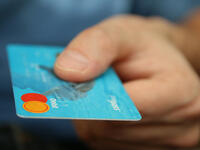 The tea boy, while salaried by your company, may seem to be stretching those purse strings of yours: He’ll drop labored hints that he expects to be tipped 3al tale3 wel nazel (willy nilly). 