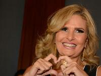 يسرا : تجسد دور الأم الحكيمة العقلانية وأبدعت، إلا أنها سبق وتعرضت للإجهاض أثناء تصويرها أحد الأفلام مع المخرج يوسف شاهين، ومن بعدها لم تستطع الإنجاب.
