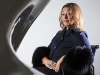 زها حديد:
رحلت المعمارية العراقية في 31 مارس/آذار، وهي أول امرأة تفوز بجائزة المعهد الملكي البريطاني للعمارة اعترافًا منه بتفرد أعمالها.