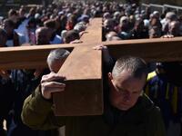 Catholic believers carry a giant cross on April 14, 2019 in the town of Ashmiany, some 130 km northwest of Minsk, during a Palm Sunday celebration which mark a week before eastern.  Sergei GAPON / AFP