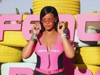كما تمتلك "ريهانا" مجموعة من الأزياء الداخلية تحمل العلامة التجارية "Savage X Fenty" مع الشركة الأمريكية "TechStyle Fashion Group". 