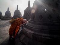Buddhist monk prays on the eve of Buddha's birthday also known as Vesak celebrations, at Borobudur temple in Magelang, Central Java province, on May 18, 2019. Buddhists are celebrating Vesak, which commemorates the birth of Buddha, his attaining enlightenment and his passing away on the full moon day of May which falls on May 18 this year. OKA HAMIED / AFP