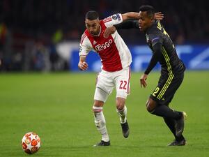 صراع على الكرة بين أليكس ساندرو (يمين) وزياش