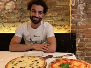 محمد صلاح يتناول البيتزا