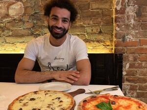 محمد صلاح يتناول البيتزا