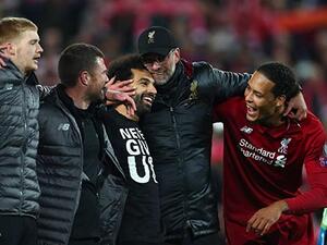 صلاح يحتفل مع كلوب وزملائه