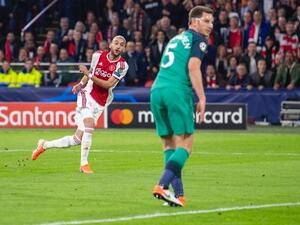 زياش (يسار) يسدد الكرة التي جاء منها هدف أياكس الثاني