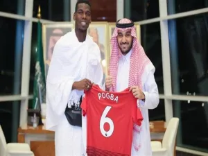 بوغبا يؤدي مناسك العمرة