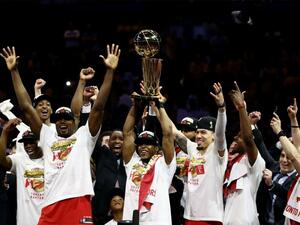 لاري تانينباوم رئيس نادي تورونتو رابتورز يقول إن 36 مليون مواطن في كندا يهتفون لفريق رابتورز.