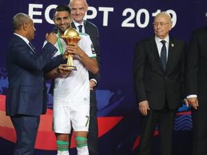 محرز يستلم الكأس من أحمد أحمد رئيس الاتحاد الإفريقي لكرة القدم