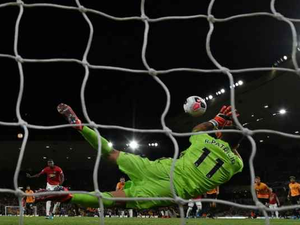 باتريسيو يتصدى لركلة بوغبا