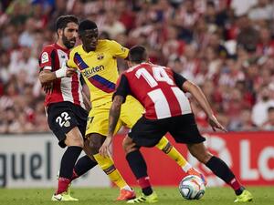 ديمبيلي (وسط) خلال مواجهة برشلونة وبلباو