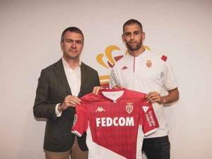 سليماني (يمين) يرفع قميص موناكو