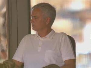 مورينيو يتابع المباراة