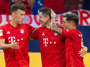 ليفاندوفسكي (وسط)