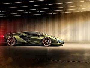 السيارة الحديثة مزودة بنظام هجين يزن 34 كلغ وذلك لكل من المحرك والمكثفات، أي أن مقدار القوة إلى الوزن هو 1 كلغ لكل حصان.