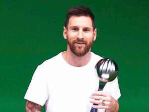 ميسي يحمل الجائزة