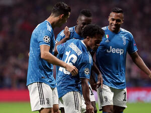 لاعبو يوفنتوس يحتفلون بهدف كوادرادو