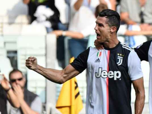 رونالدو يحتفل بهدفه