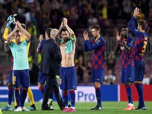 لاعبو برشلونة يحييون الجماهير بعد الفوز