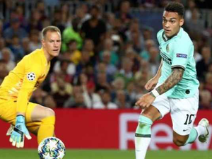 مارتينيز (يمين) خلال المباراة