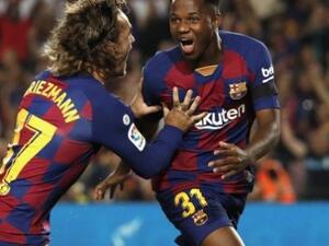 آنسو فاتي (يمين)