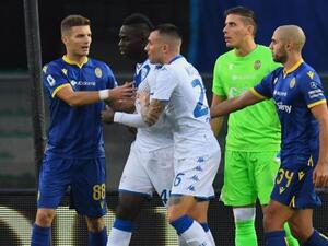 بالوتيلي (وسط) بعد تعرضه للإهانات العنصرية