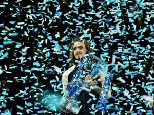 ستيفانوس تسيتسيباس يظفر باللقب