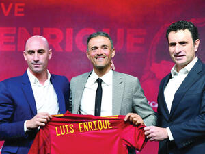 إنريكي يعود للإشرف على منتخب إسبانيا
