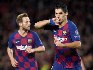 لويس سواريز (يمين)