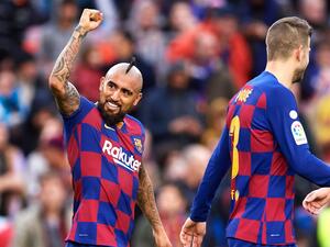 آرتورو فيدال (يسار)