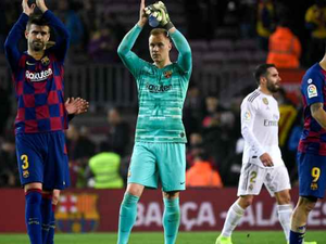 مارك أندريه تير شتيغين (وسط)